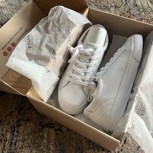 Taos plim soul Lux white leather sneakers New in box size 9
